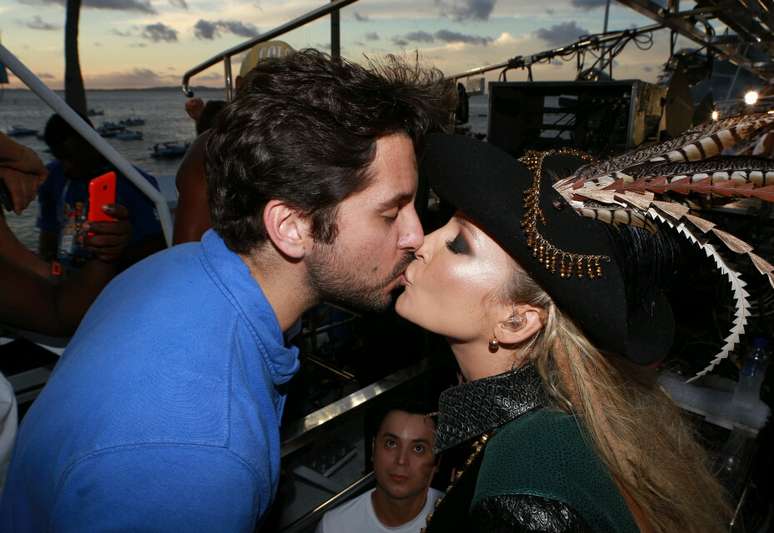 Claudia Leitte beija marido Ricardo Pedreira em show de Salvador