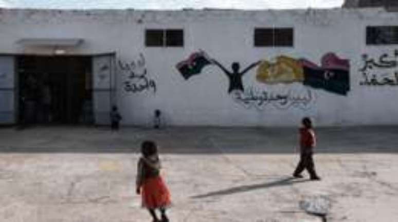 Muitas crianças migrantes são detidas em prisões da Líbia.