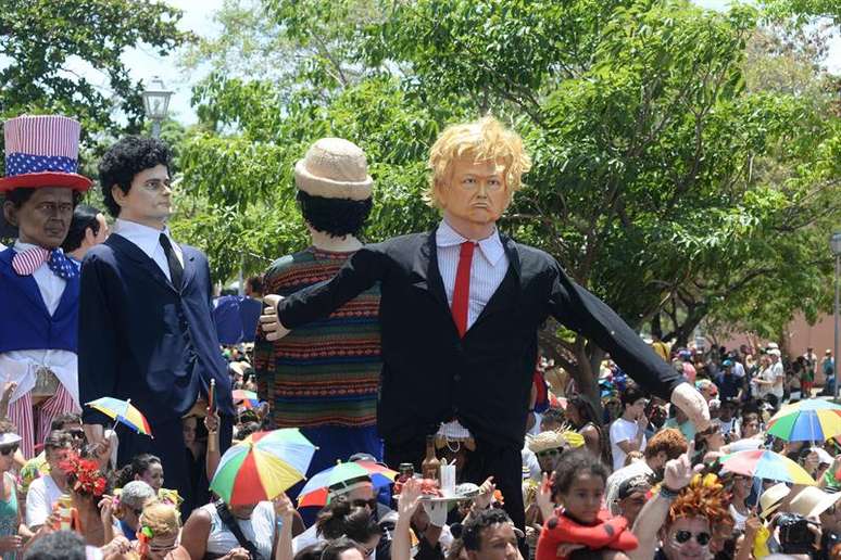 Bonecos representando personalidades da cultura norte-americana, como o presidente Donald Trump, se juntaram aos foliões em Olinda