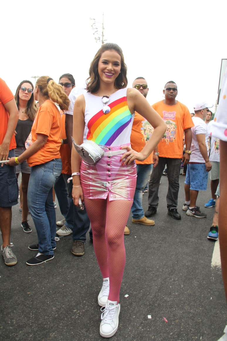 Bruna Marquezine usa pochete prateada com saia transparente para sair no bloco carioca A Favorita