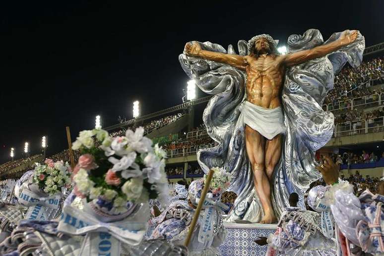 Carro alegórico da Mangueira traz Jesus e Yemanjá no enredo  'Só com a ajuda do santo"