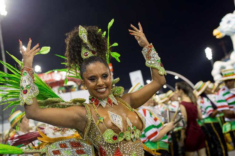 A Rainha Tarini Lopes durante o desfile da Escola de samba X-9 Paulistana válida pelo Grupo de Acesso, no Sambódromo do Anhembi em São Paulo (SP).