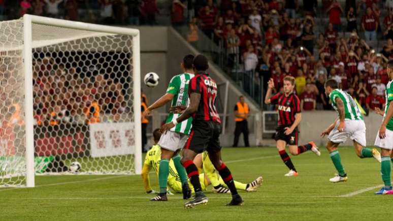 Furacão levou a melhor no jogo adiado, vencendo o Coxa por 2 a 0. (Foto: Reinaldo Reginato / Fotoarena)