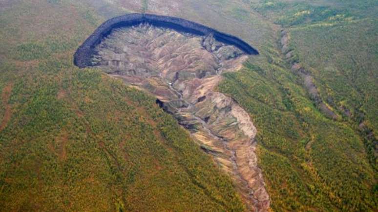 Localizada na floresta boreal da Sibéria, enorme cratera cresce, em média, 10 metros por ano e serve de alerta contra o desmatamento e o aquecimento global 