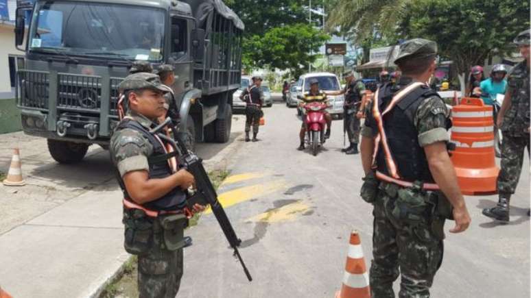 Durante três dias, a BBC Brasil presenciou policiamento na fronteira apenas uma vez, numa demonstração do Exército 