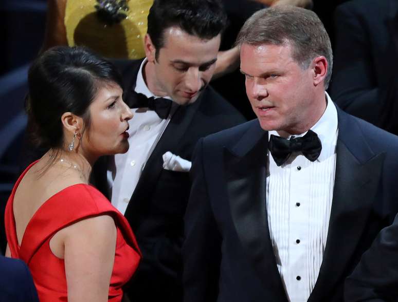 Martha Ruiz (esqueda) e Brian Cullinan, da PricewaterhouseCoopers, entregaram envelope errado e induziram ao erro no anúncio de Melhor Filme, atribuído por engano a "La La Land" em vez de "Moonlight", na 89ª cerimônia de premiação do Oscar