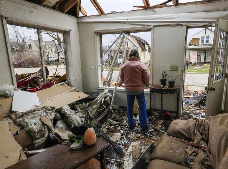 Casa ficou totalmente destruída com a passagem de tornado e Illinois, nos Estados Unidos