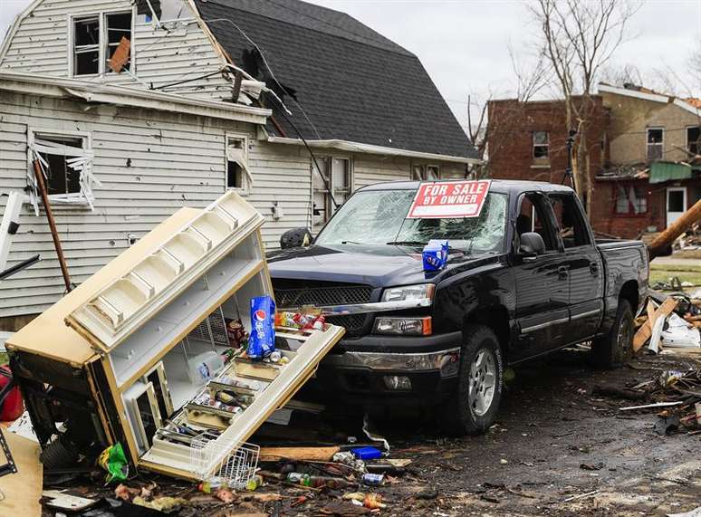 Tornado carregou geladeira de dentro de uma casa, que foi parar na rua.