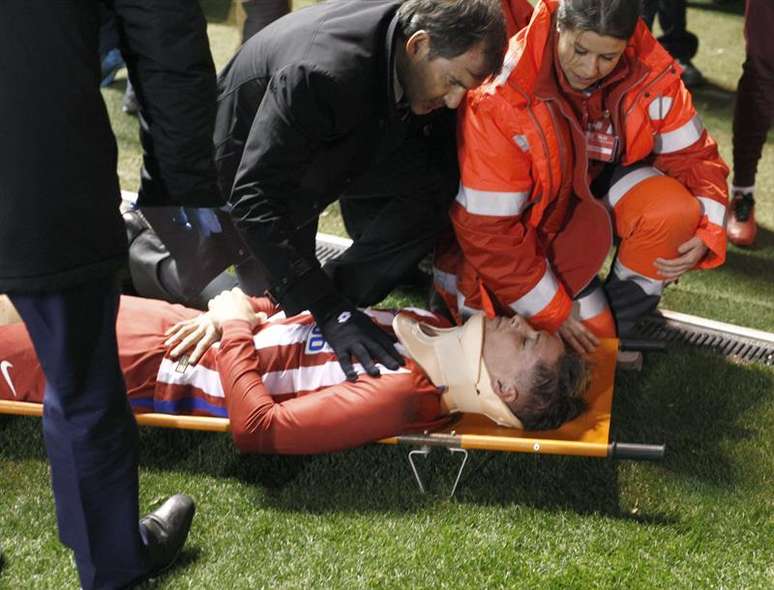 Após choque e convulsão em campo, o atacante espanhol Fernando Torres foi levado para hospital