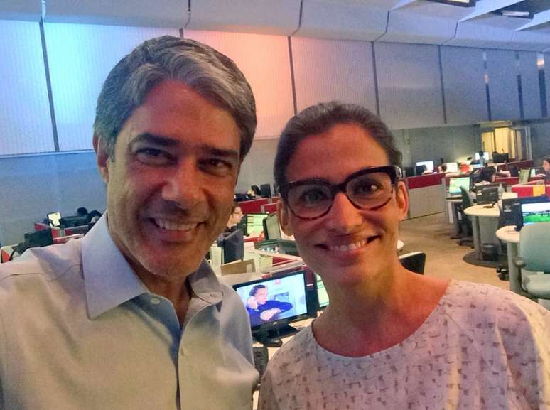 William e Renata, com visual casual, na redação do telejornal