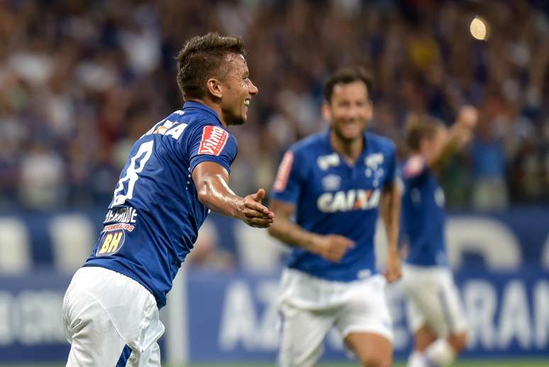 Henrique, jogador do Cruzeiro, comemora seu gol contra a Caldense