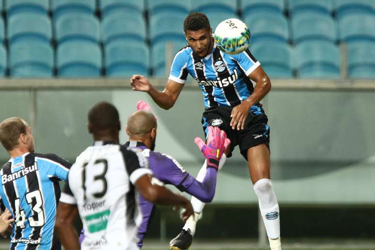 Lucas Rex, jogador do Grêmio, sobe para marcar seu gol