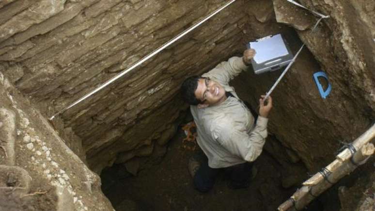 O estudante Mario Borrero foi um dos pesquisadores que encontraram a tumba onde o pingente estava 