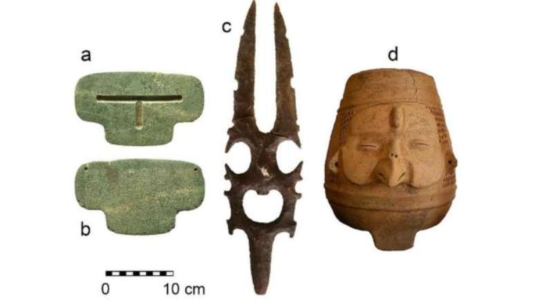 O pingente foi encontrado junto a outros objetos - 25 vasos e uma pedra esculpida em forma de deusa 