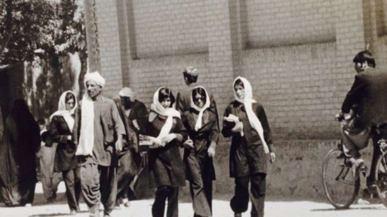 Durante a passagem pelo Afeganist&atilde;o, ele fez retratos dos colegas artistas, de estudantes e de gente comum 