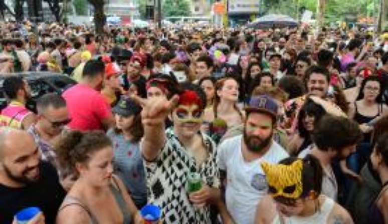 Desde o último dia 17, 328 blocos carnavalescos desfilaram em São Paulo, como o Minhoqueens, no Largo do Arouche, região central