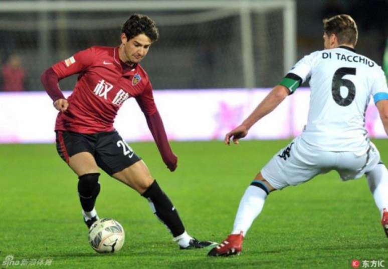 Pato foi titular na derrota do Tianjin Quanjian neste sábado (Foto: Reprodução)