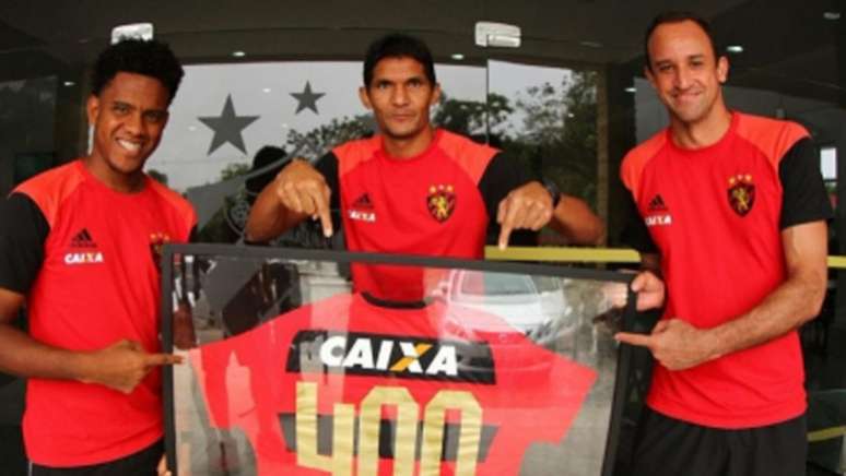 Durval recebe homenagem após completar 400 jogos pelo Leão (Divulgação Sport Club do Recife)