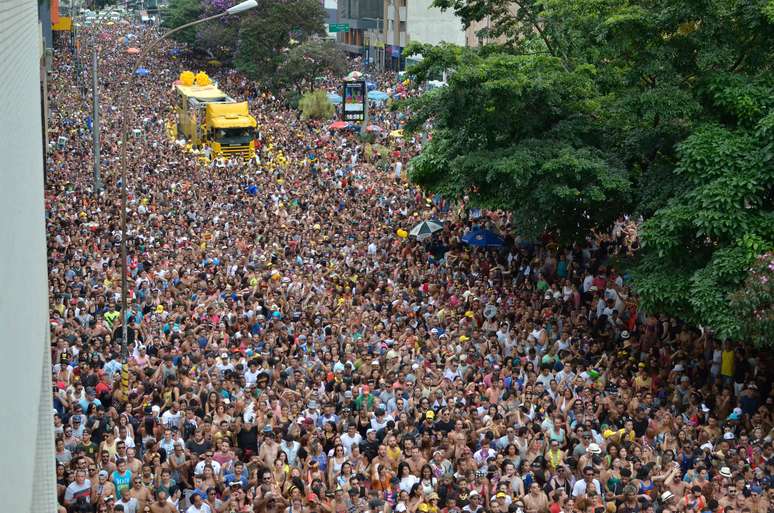 Multidão invadiu a avenida da Consolação