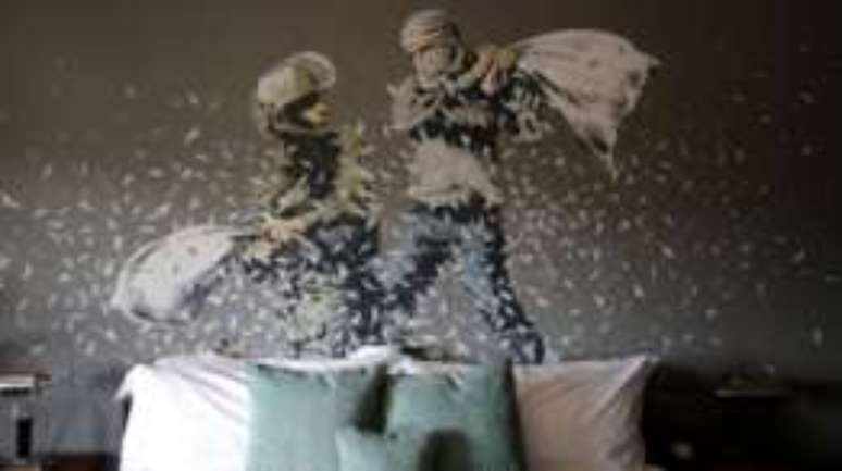 Soldado israelense e militante palestino fazem luta de travesseiro em pintura de Banksy no hotel