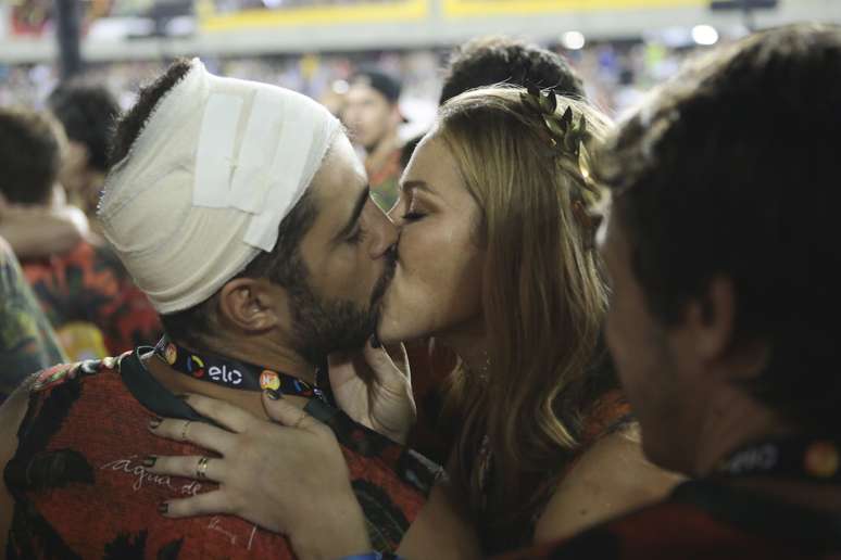 Luana Piovani e Pedro Scooby se beijam durante o desfile das campeãs, na Sapucaí