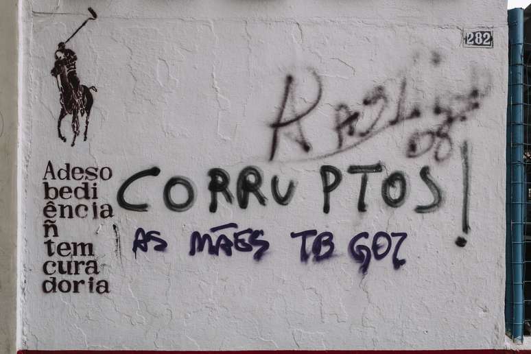 Muro pichado pela estudante de direito Maíra Pinheiro, no Centro de São Paulo (SP)