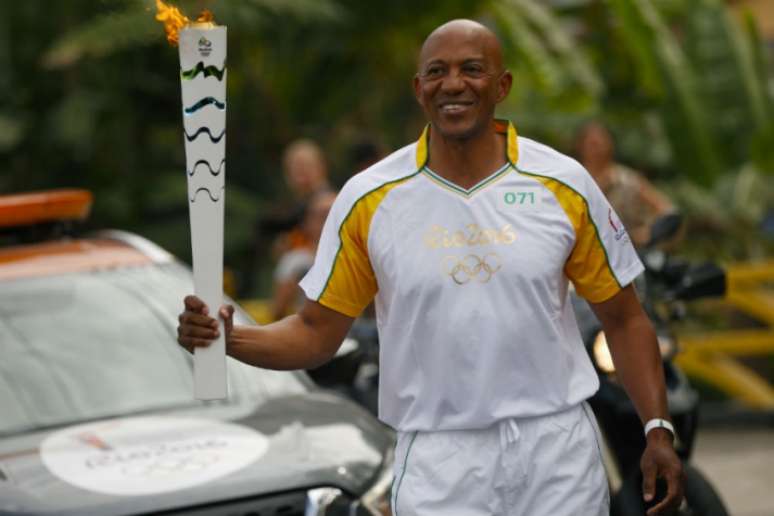Frank Fredericks conduziu a tocha olímpica em Cachoeiras de Macacu (RJ) (Foto: Rio 2016-Fernando Soutello)