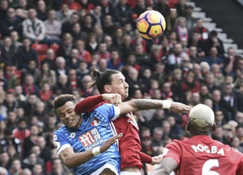 Momento da agressão de Ibrahimovic (Foto: AFP)