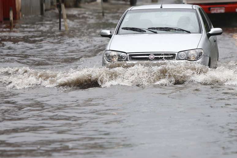 Chuva causa alagamento na região do Rochdale, em Osasco 