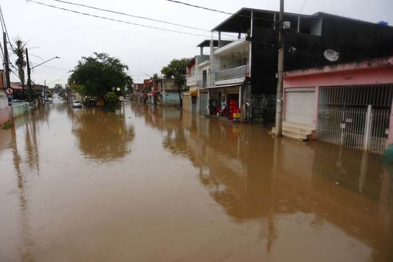 Chuva causa alagamento na região do Rochdale, em Osasco 