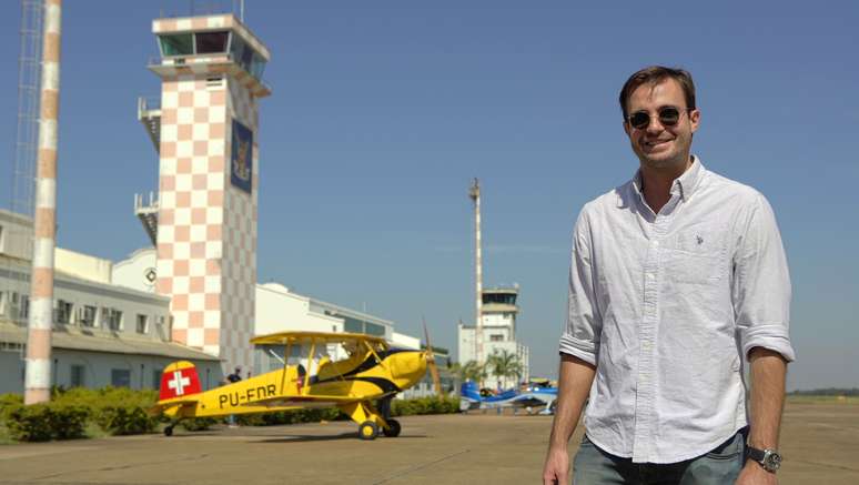 O ator e piloto Max Fercondini vai mostrar acrobacias aéreas na atração