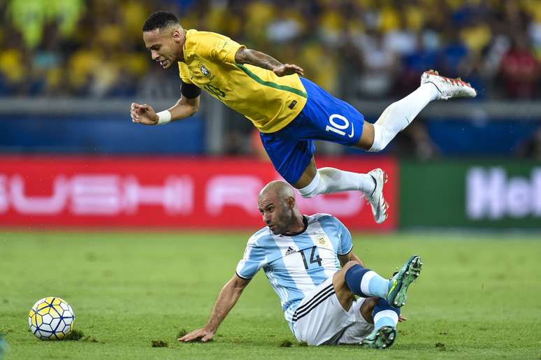 Neymar sofre falta do zagueiro Mascherano durante Brasil x Argentina, em 2016, válido pelas Eliminatórias da Copa do Mundo