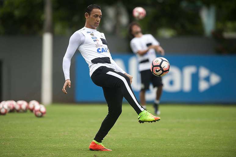 Ricardo Oliveira, Renato e Lucas Lima, que desfalcaram o Santos nos últimos jogos pelo Paulistão, treinaram e podem reforçar o Santos na estreia da Libertadores