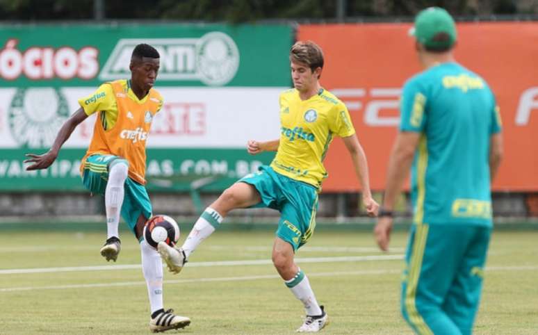 Vitão (esq.) e Léo Passos durante treino na Academia de Futebol (Foto: Agência Palmeiras)