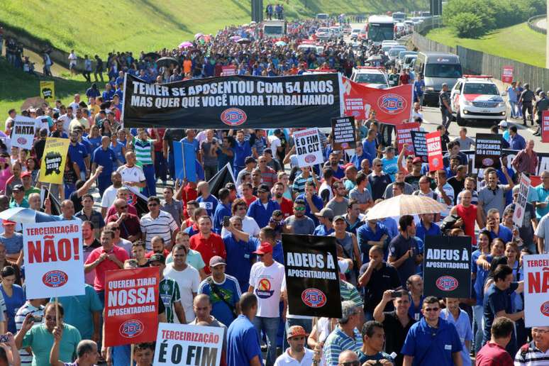 Metalúrgicos do ABC param a Rodovia dos Imigrantes, em Diadema, contra a Reforma da Previdência do governo Temer.