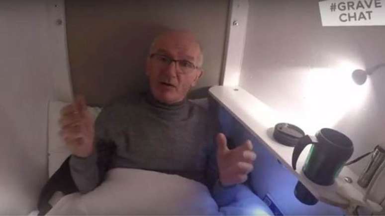 ohn Edwards transmitiu experi&ecirc;ncia ao vivo de seu caix&atilde;o.