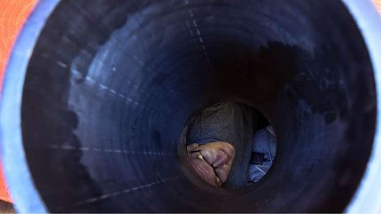 Ar, comida e &aacute;gua eram transferidos por tubos