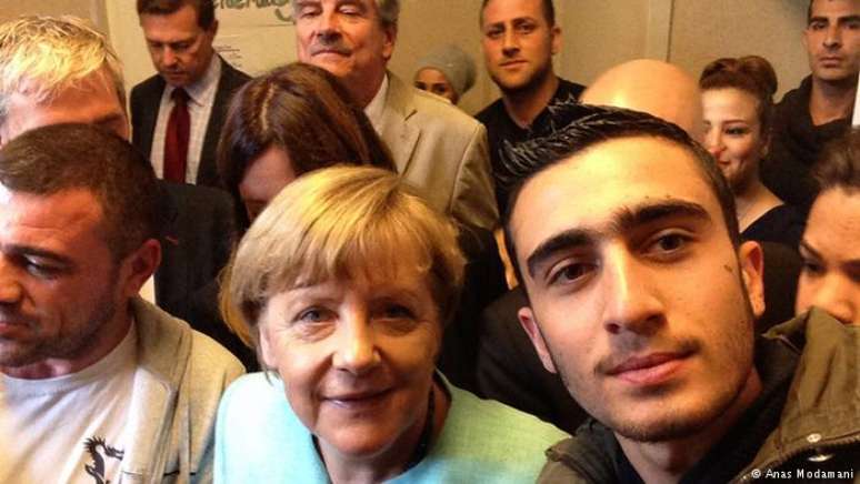 Quando estava alojado no acampamento de refugiados de Berlim-Spandau, Anas Modamani ficou sabendo que a chanceler federal alemã, Angela Merkel, viria visitar e conversar com os migrantes. O sírio de 19 anos, um adepto das mídias sociais, resolveu tirar um selfie com a chefe de governo, na esperança de que a iniciativa iniciasse uma mudança real em sua vida.