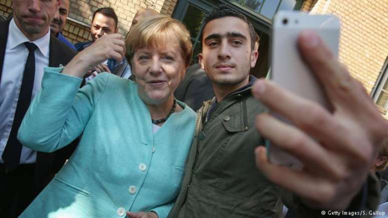 Modamani fez a foto durante a visita de Merkel a um abrigo para refugiados em Berlim em 2015