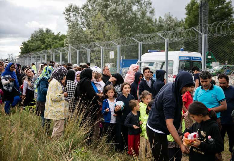 No auge da crise migratória da Europa em 2015, mais de 400 mil pessoas, muitas desta fugindo da guerra civil na Síria, atravessaram a Hungria a caminho da Europa Ocidental. Desde então, o número de refugiados diminui drasticamente. Neste ano, 1004 pessoas pediram abrigo no país.