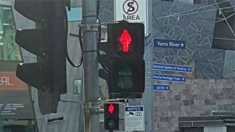 Melbourne, na Austrália, decidiu trocar parte dos semáforos para pedestres como parte de uma campanha sobre igualdade de gênero