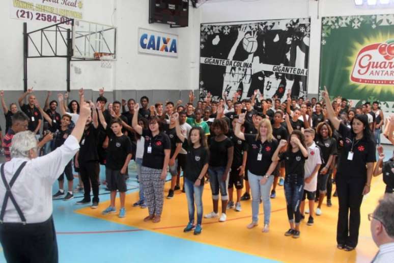 Eurico Miranda puxa o Casaca com os alunos do Colégio Vasco da Gama (Foto: Paulo Fernandes:/Vasco.com.br)
