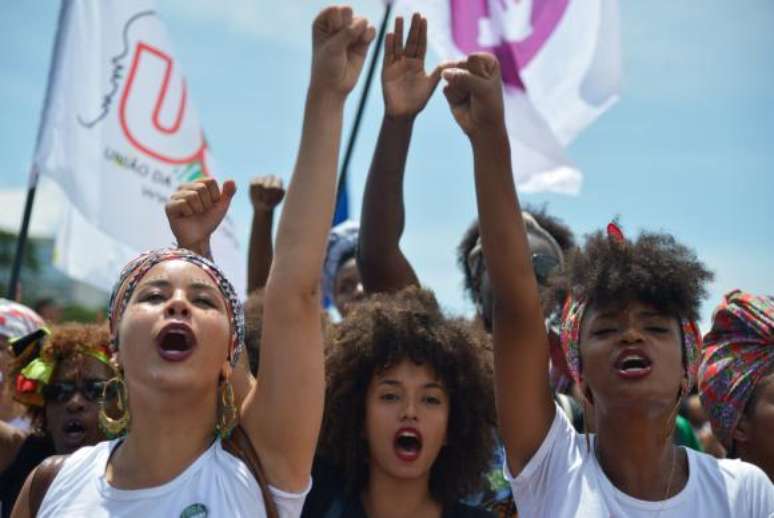 O Dia Internacional da Mulher será marcado por protestos e paralisações em pelo menos 30 países. As mulheres querem chamar a atenção para temas como racismo, aborto e violência contra elas. Na foto, Marcha das Mulheres Negras Contra o Racismo, a Violência e pelo Bem Viver ocorrida em Brasília, em 2015