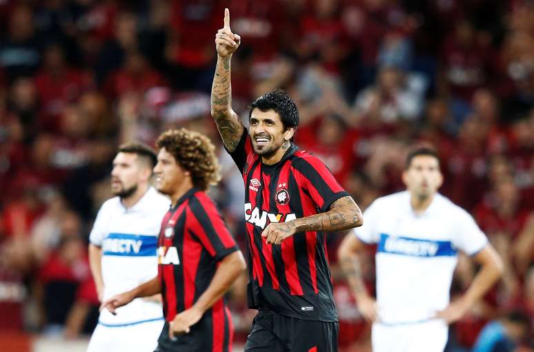 Lucho Gonz&aacute;lez abriu o placar na Arena da Baixada