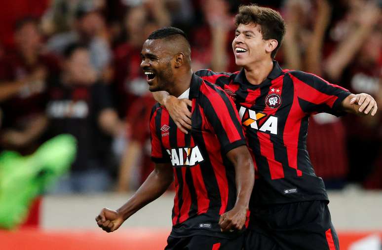 Nik&atilde;o fez grande partida e ainda foi o autor de um gola&ccedil;o