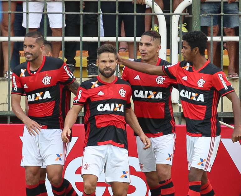 Maior ídolo da história do Flamengo, Zico elogia a atual fase do time, tanto dentro de campo quanto fora, e diz que o elenco rubro-negro precisa levar uma "chamada" para crescer e brigar por títulos