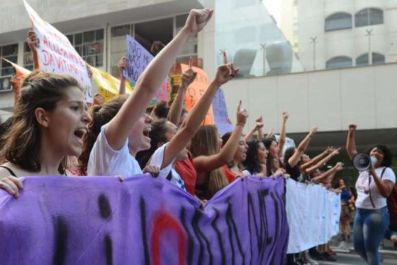 Mulheres devem protestar em pelo menos 30 países durante o Dia Internacional da Mulher. Elas querem mostrar a importância do papel das mulheres no mercado de trabalho e na sociedade. Na foto, a manifestação Ni Una Menos ocorrida no vão-livre do Museu de Arte de São Paulo (Masp), em outubro de 2016 