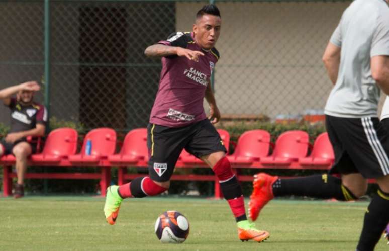 Cueva, em treino do São Paulo no CT (Foto: Igor Amorim/saopaulofc.net)