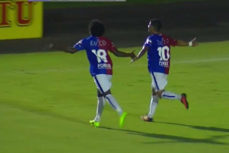 Biteco e Renatinho comemoram o segundo gol do Paraná diante do Bahia. (Reprodução/Fox Sports)