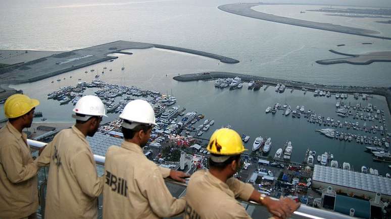 Indianos e paquistaneses são boa parte dos imigrantes nos Emirados Árabes, Catar e Kuwait